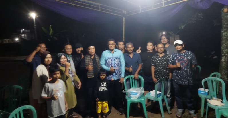 Ketua DPRD Padang Syafrial Kani bersama masyarakat usai laksanakan reses di lapangan Sasaran Silat Kubu Durian Tapian Suku Koto Nan Batujuh Kenagarian Pauh IX.